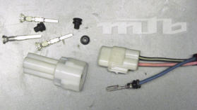 Um Bauteile mit mehreren Kontakten lsbar zu verbinden verwendet man Mehrfachstecker. Diese Bauart ist wassergeschtzt und an vielen japanischen Kabelbumen zu finden.